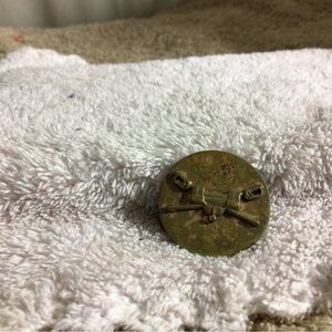 Vintage gold tone Military crossed swords hat/lapel pin